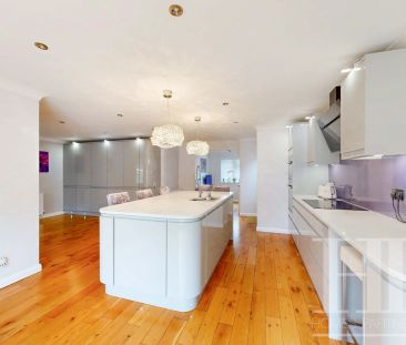 Mallard Close, Horley, RH6 - Photo 1