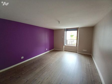 Dans le bourg, Maison de 90 m² comprenant spacieuse pièce de vie (48m²) avec cuisine aménagée e... - Photo 5
