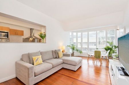 Renovated 2 bedroom unit with polished boards, opposite Edgecliff Centre - Photo 2