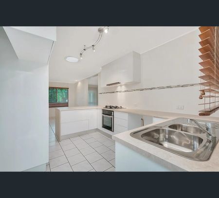2/363 Severin Street, Parramatta Park, Qld 4870 - Photo 2