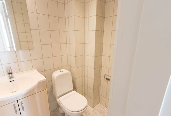Moderne lejlighed med stor altan og central beliggenhed - Photo 1