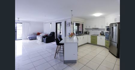LARGE MODERN OPEN-PLAN BRICK HOME WITH A STYLISH KITCHEN, IN A FAMILY FRIENDLY STREET! - Photo 3