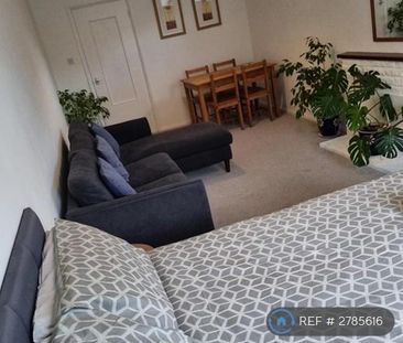 1 bedroom in a flat share to rent - Photo 2