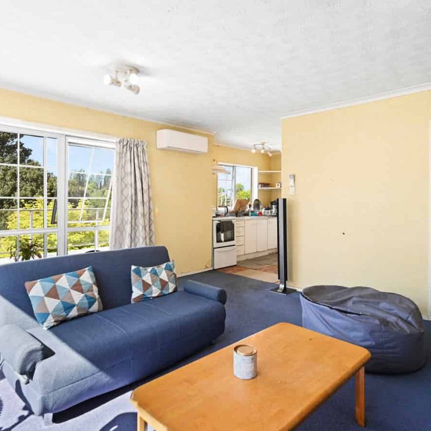 Charming spot with river views! - Photo 1