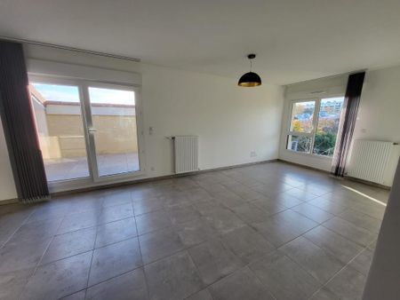 Location Appartement 3 pièces 83m² BRON 69500 - Photo 4