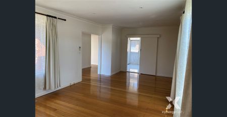 WELL-APPOINTED SINGLE LEVEL HOME IN A TERRIFIC LOCATION! - Photo 2