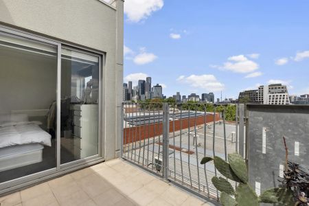 Space and style with the city at your doorstep - Photo 3