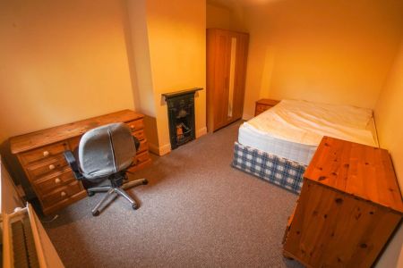 To Rent Canford Road, Wallisdown, Bournemouth, BH11 £1,550 pcm Tenancy Info - Photo 4