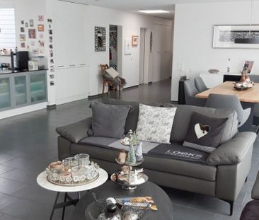 Exklusive Attika-Wohnung mit riesiger Terrasse an idyllischer Lage - Photo 1