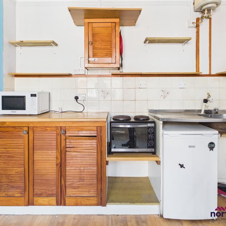 1 bedroom in a house share to rent - Photo 1