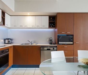 RESORT LIVING IN THE HEART OF SURFERS PARADISE! - Photo 2