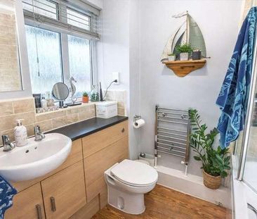 Mathon Court, Cross Lanes, Guildford, Surrey, GU1 - Photo 4