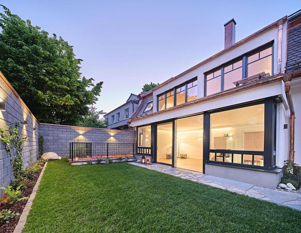 Moderne extravagante Wohnung auf zwei Ebenen mit Atriumgarten - Photo 1