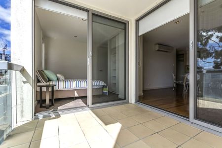 TWO BEDROOM APARTMENT IN CBD LOCATION - Photo 3