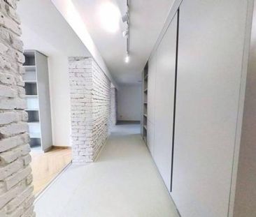 EXKLUZÍVNE: Dizajnový 2-izbový byt na Šafárikovej ulici – bývanie s ch - Fotografia 4