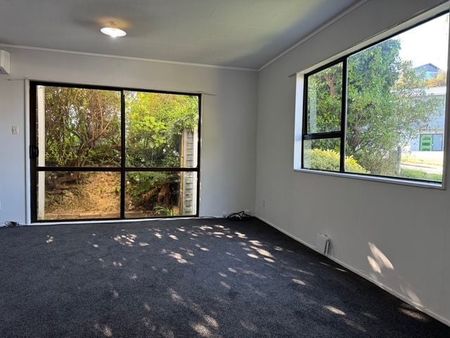 Newly renovated 3BR townhouse - Photo 2