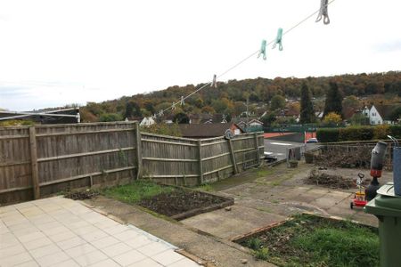 3 bedroom semi-detached house to rent - Photo 2