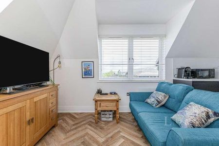 Fountain House, Cleeve Road, Leatherhead, Surrey, KT22 - Photo 4