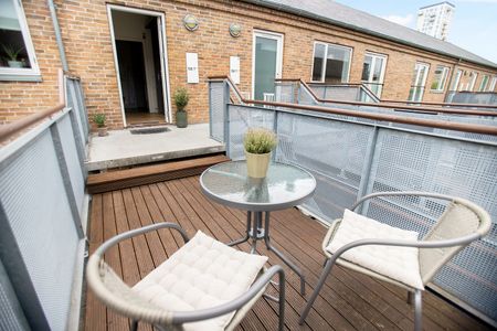 Nyistandsat lejlighed med loft til kip og 2 franske altaner, samt sydvendt terrasse - Photo 2