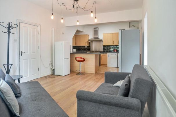 6 bedroom semi-detached house to rent - Photo 1