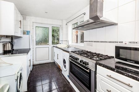 4 bedroom semi-detached house to rent - Photo 5