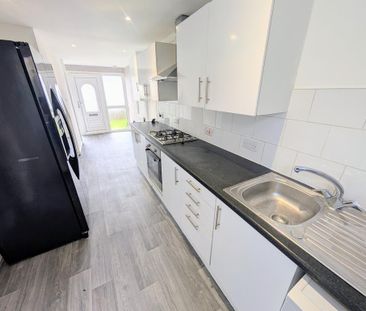 3 bedroom semi-detached house to rent - Photo 3