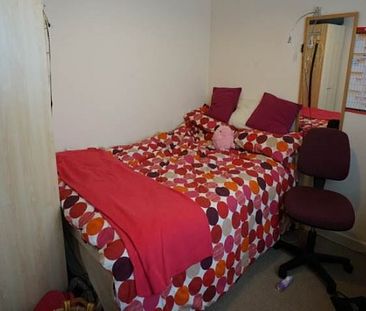 Large 4 bedroom property - Photo 3