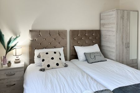 Room in a Shared House, Ashton Old Road, M11 - Photo 5