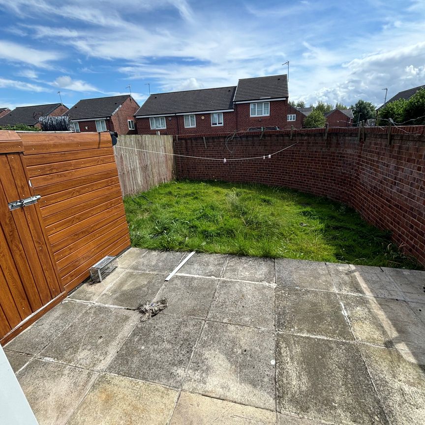 2 bedroom house to rent James Holt Avenue, L32 - Photo 1