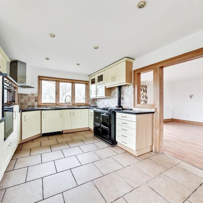 5 bedroom chalet to rent - Photo 1