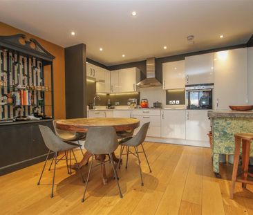 Rectory Grove, Leigh-On-Sea - Photo 2