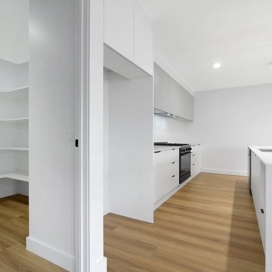 Modern 4-Bedroom Family Home - all the comforts and plenty of shine - Photo 1