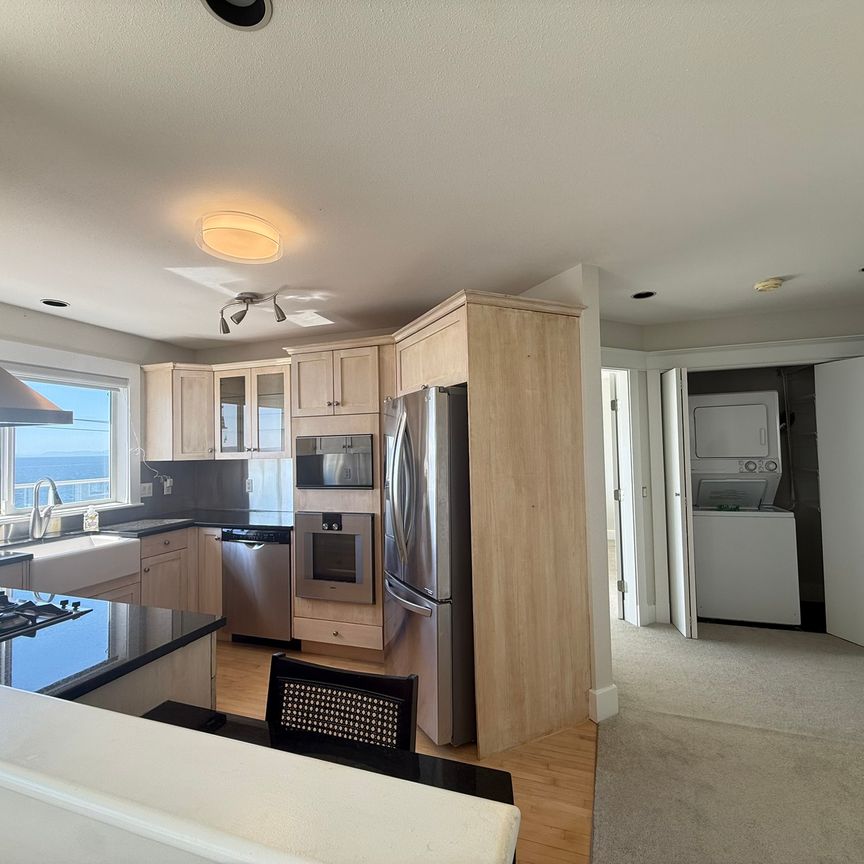 Top-Floor 2-Bedroom 2-Bathroom Condo with Spectacular Ocean Views - Photo 1