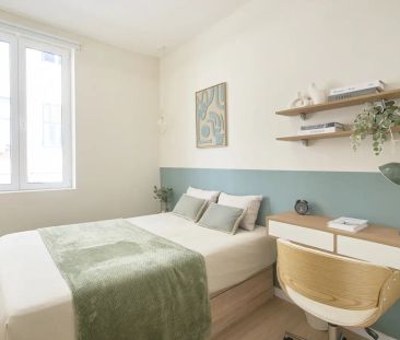 Room in a shared 10-bedroom apartment for rent in Lisbon, some bills included, professionals only - Foto 5