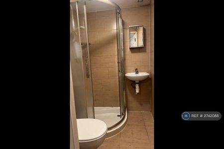 1 bedroom in a flat share to rent - Photo 5