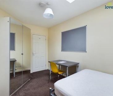 4 bedroom Semi-detached house To Let - Photo 6