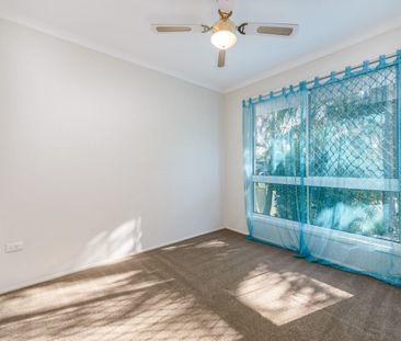 “Beautiful Family Home with Lush Gardens – Gardening Included - Photo 5