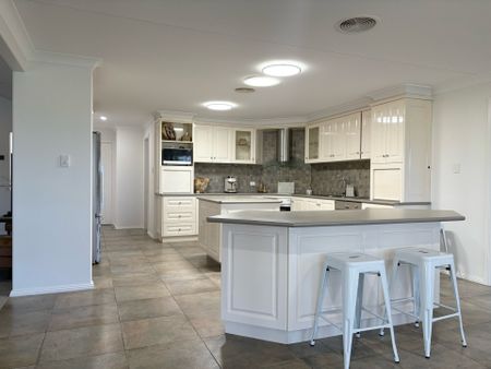 HILLVUE - Executive Home with Longyard Golf Course Access - Photo 3