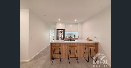 Modern Two Bedroom Apartment with Private Courtyard in Prime Location - Photo 4