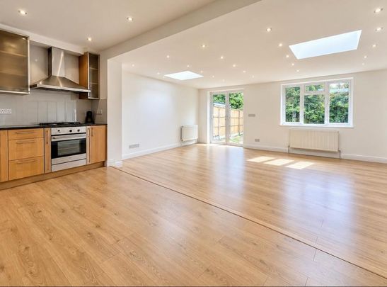 3 bedroom flat to rent - Photo 1