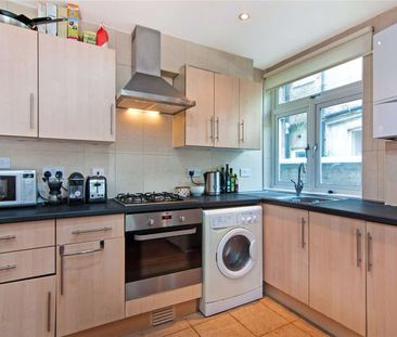 Three bedroom ground floor flat with a patio garden. - Photo 4