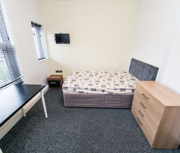 School View, Hyde Park, Leeds - Photo 2