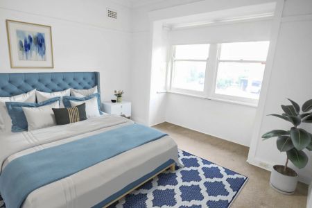 Spacious Apartment in Superbly Convenient Location - Photo 2