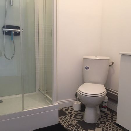 CHAMBRE EN COLOCATION AVEC SALLE DE DOUCHE ET WC PRIVES PROCHE IUT INSET ET GARE - Photo 4