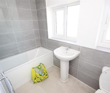 4 bedroom semi-detached house to rent - Photo 3