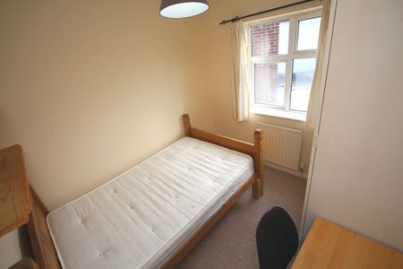 7 Bedroom Student House – Surbiton (Raeburn Avenue, KT5 9BW) - Photo 4