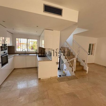 Alquiler de chalet adosado en Calle Río Miño - Photo 1