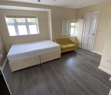 1 bedroom in a house share to rent - Photo 2