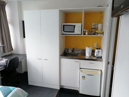 Queen size bed and pool - Photo 2