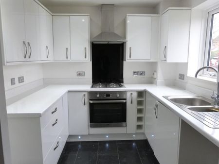 2 bedroom end of terrace house to rent - Photo 2